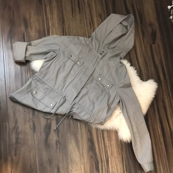 Gray rain coat. - Picture 2 of 6